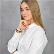 Profesora de inglés que imparte clases a niños de primaria y ESO